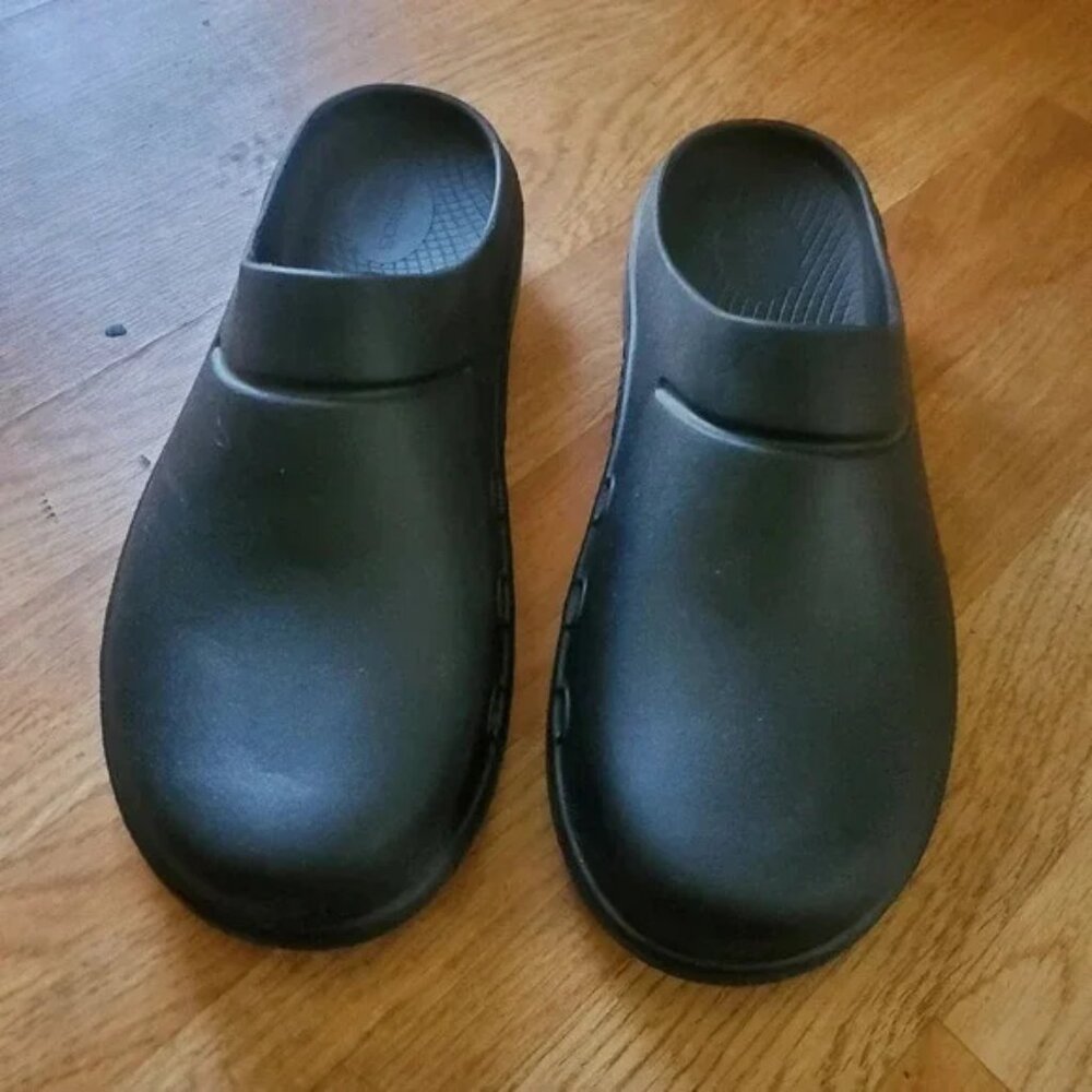 OOFOS Oocloog Unisex Nursing Clog